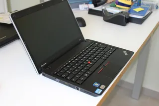 黑色、联想thinkpad、top、白色、木制、办公桌、笔记本电脑、笔记本电脑