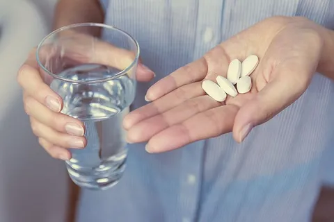 拿着药片的女孩的手