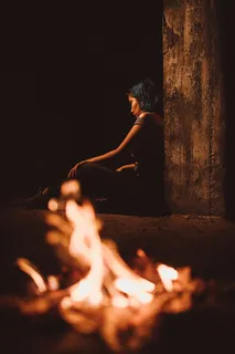 坐在地上的女人 坐在地上的女人