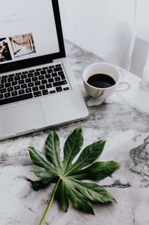 大理石桌上的苹果MacBook