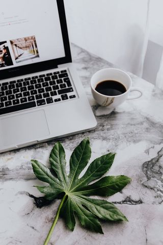 大理石桌上的苹果MacBook