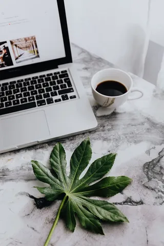 大理石桌上的苹果MacBook