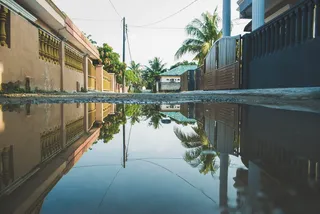 水坑中的街道倒影