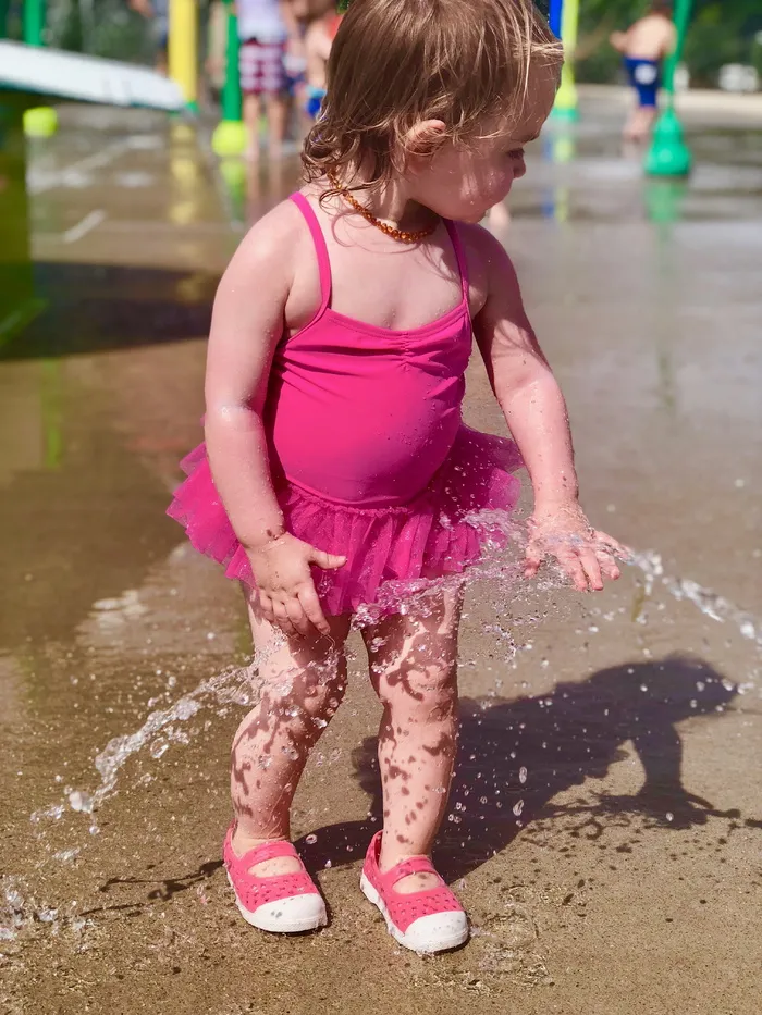 小女孩，水，粉色连衣裙，水中婴儿，喷泉，水上游戏，孩子，童年