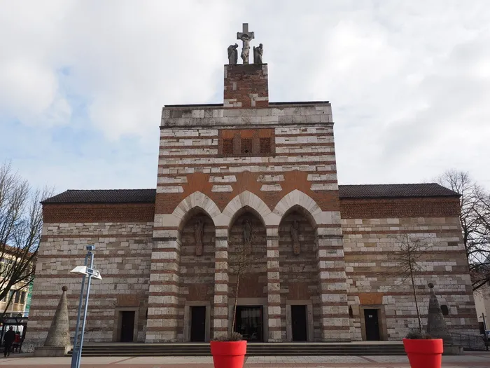 圣约翰浸礼会，圣约翰浸礼会教堂，教堂，新乌尔姆，建筑，天主教，卫戍教堂，砖块