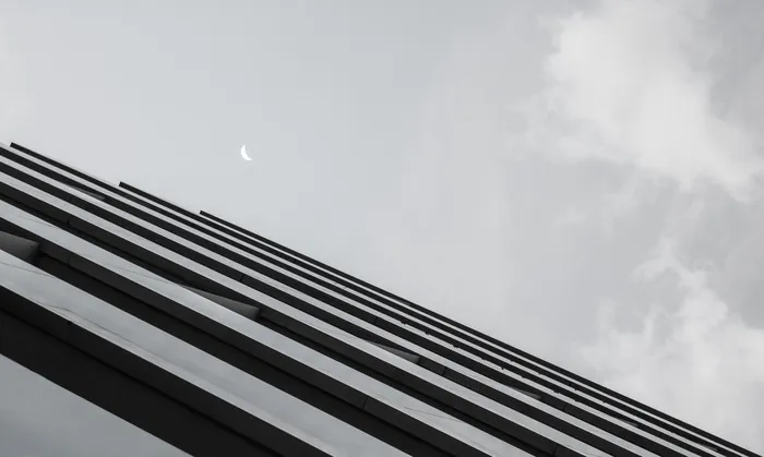 灰色混凝土建筑的灰度照片
