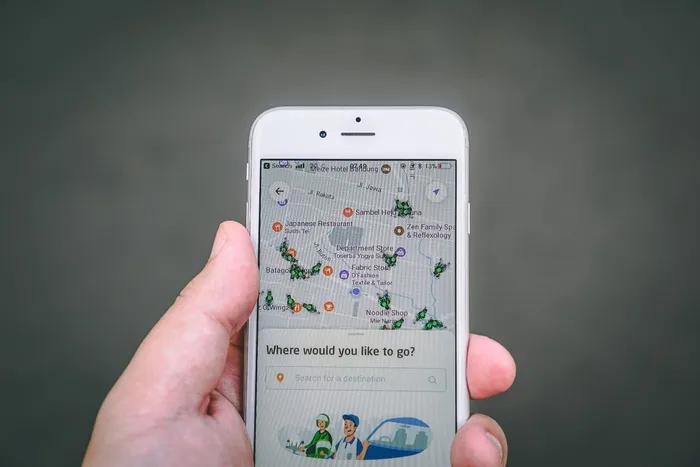 手持银色iPhone 6的人