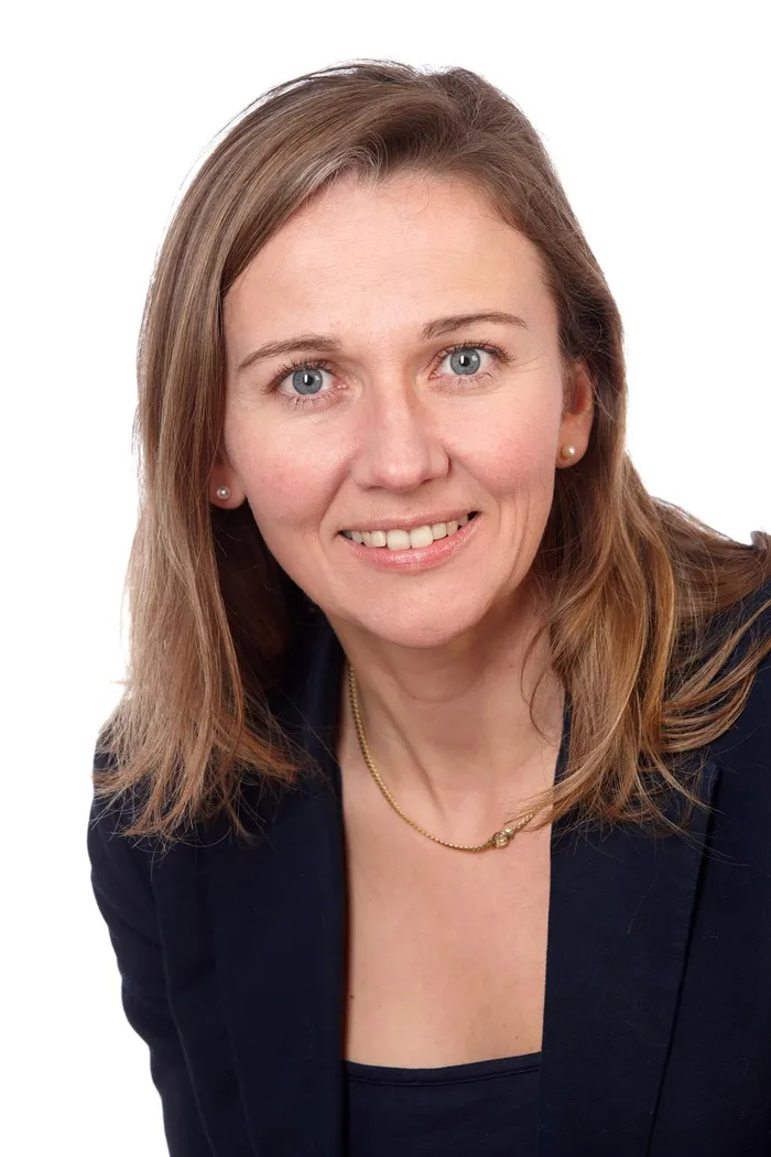 微笑，女人，穿着，黑色，西装夹克，金色项链，奥莉·伯杰，市长