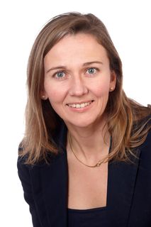 微笑，女人，穿着，黑色，西装夹克，金色项链，奥莉·伯杰，市长