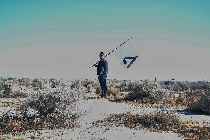 男子，穿着，黑色，夹克，站立，户外，野外，白天