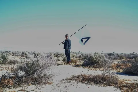 男子,穿着,黑色,夹克,站立,户外,野外,白天 男子,穿着,黑色,夹克,站立,户外,野外,白天