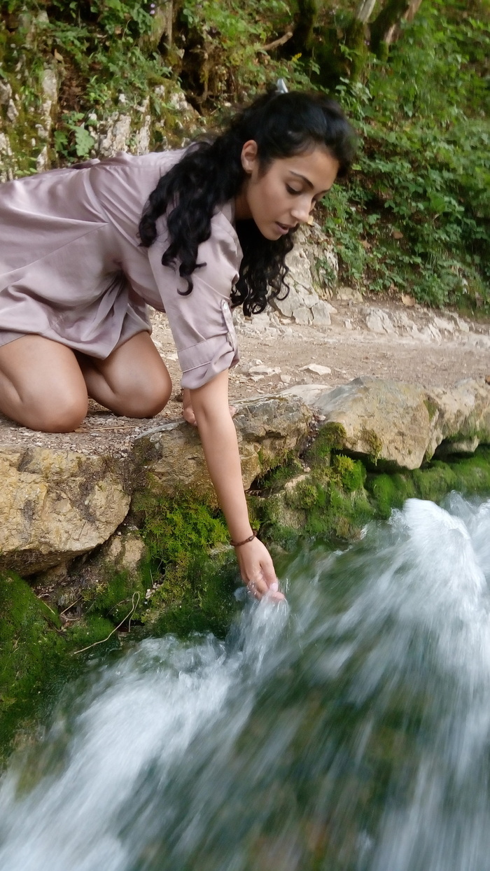 抱水的女人，自然，夏天，风景，瀑布，水，流水，岩石-物体