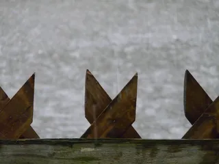 花园围栏、木材、板条、倾盆大雨、暴雨、雨、颤抖、潮湿