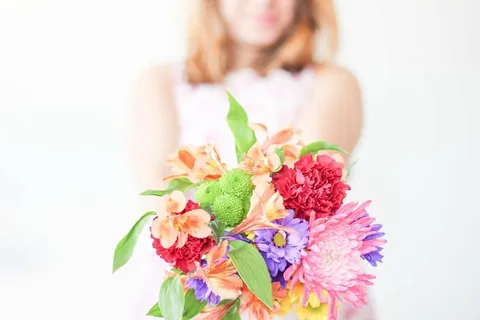 选择性、聚焦摄影、女性、手持、花束、彩色、花朵、礼物 选择性、聚焦摄影、女性、手持、花束、彩色、花朵、礼物