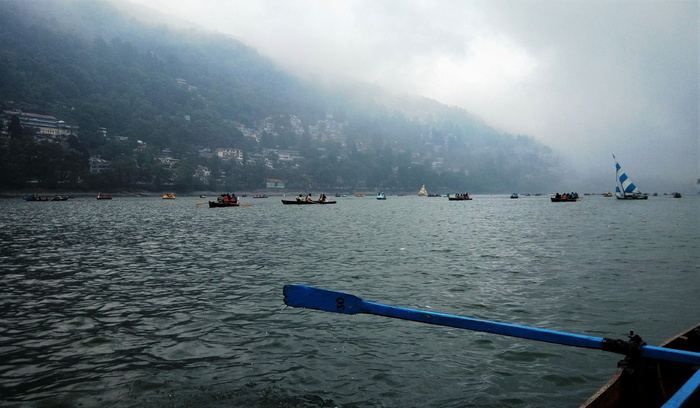 印度，湖泊，暴风雨天气，船只，水上运动，背景城市，水，航海船