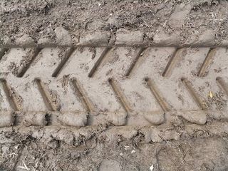 在被雨水浸透的土壤中留下了一台老式蒸汽动力牵引发动机的痕迹