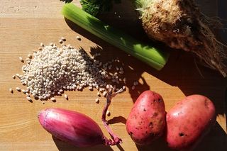 葛斯特汤，配料，大麦，洋葱，土豆，芹菜，芹菜，木板