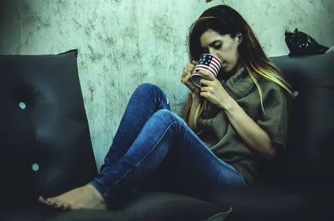 女人，坐着，沙发，喝酒，模特，女人，金发女郎，咖啡