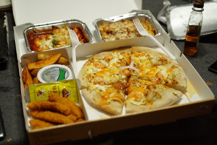 披萨盒饭配千层面和鸡肉条