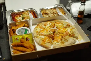 披萨盒饭配千层面和鸡肉条