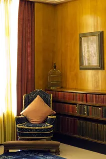 伦敦南部，Eltham Palace，伦敦南部，客厅，cautauld family home，art deco家具，书架