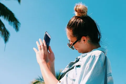 看智能手机的人