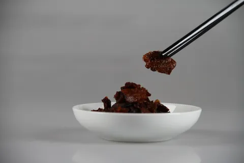 美食、蘑菇丝、装盘、食物、食物和饮料、碗、室内、摄影棚拍摄