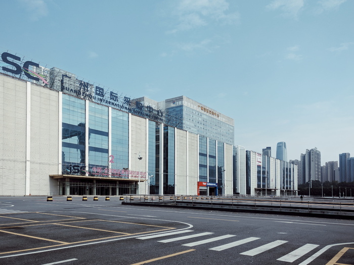 白云下的灰色透明玻璃建筑