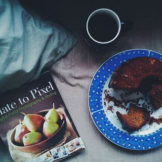 自制小圆面包配茶和一本书 自制小圆面包配茶和一本书