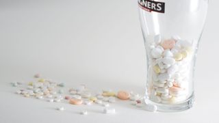 透明高球玻璃中的各种药丸