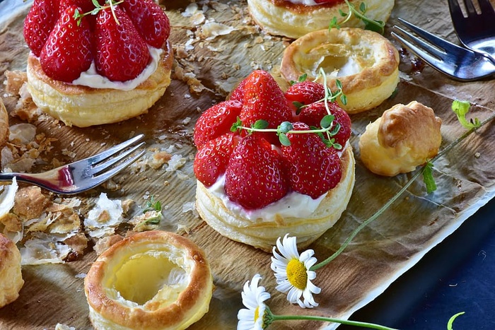 两份，草莓酥饼，餐桌，草莓蛋糕，草莓，泡芙糕点，香草奶油，食物