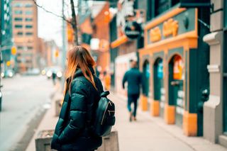 站在路边的女人