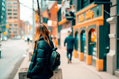 站在路边的女人 站在路边的女人
