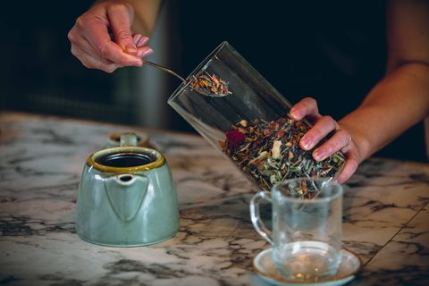 手持透明酒杯的人