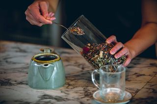 手持透明酒杯的人