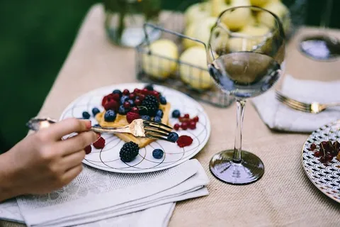 花园里的健康午餐