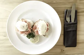 鸡蛋、早餐、鲑鱼、水煮、早餐、餐桌、食品和饮料、盘子