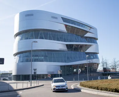 白色混凝土建筑,办公楼,建筑,交通,汽车,汽车,汽车,建筑 白色混凝土建筑,办公楼,建筑,交通,汽车,汽车,汽车,建筑