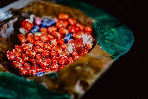 固体牛奶巧克力箔复活节彩蛋