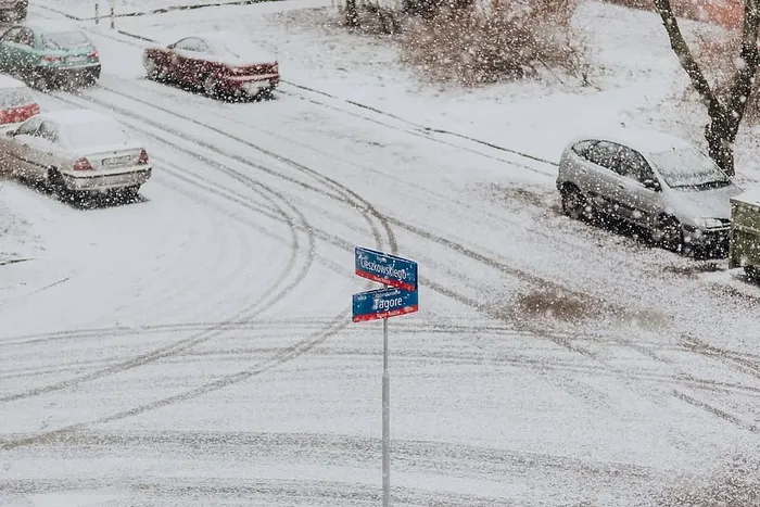 有汽车的雪地街道