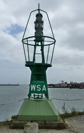 日晷，透视画，侧面人物，绿色，云天，水，天，自然