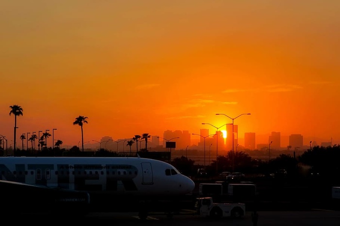 白色，红色，平面，灰色，路面，飞机，橙色，天空