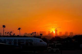 白色，红色，平面，灰色，路面，飞机，橙色，天空