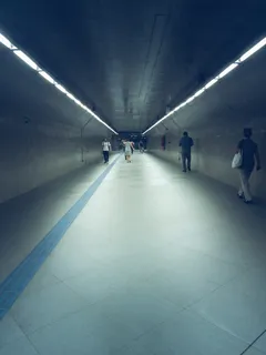 几个人走在走廊上