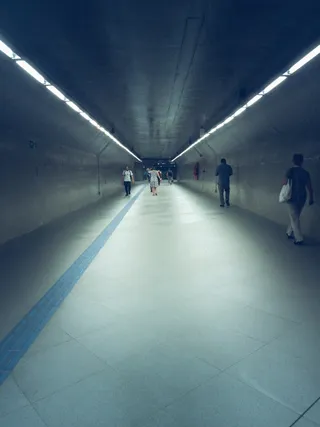 几个人走在走廊上