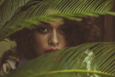 躲在树叶后面的女人 躲在树叶后面的女人