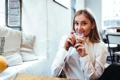 坐在咖啡馆里的金发美女 坐在咖啡馆里的金发美女