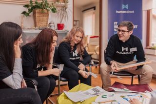 罗马尼亚，克卢伊·纳波卡，人，人类直接，微笑，思考，头脑风暴，坐着