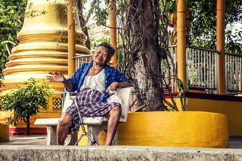 坐在椅子上的女人 坐在椅子上的女人