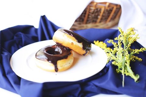 两个巧克力糖浆甜甜圈